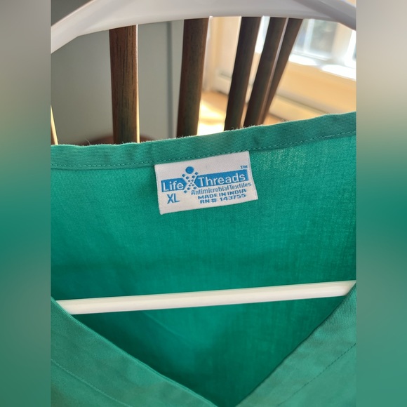 XL Life Threads Scrub Top - Picture 2 of 2